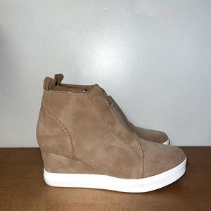 CCOCCI Women’s Suede Wedged Sneaker Color Tan Size 9
